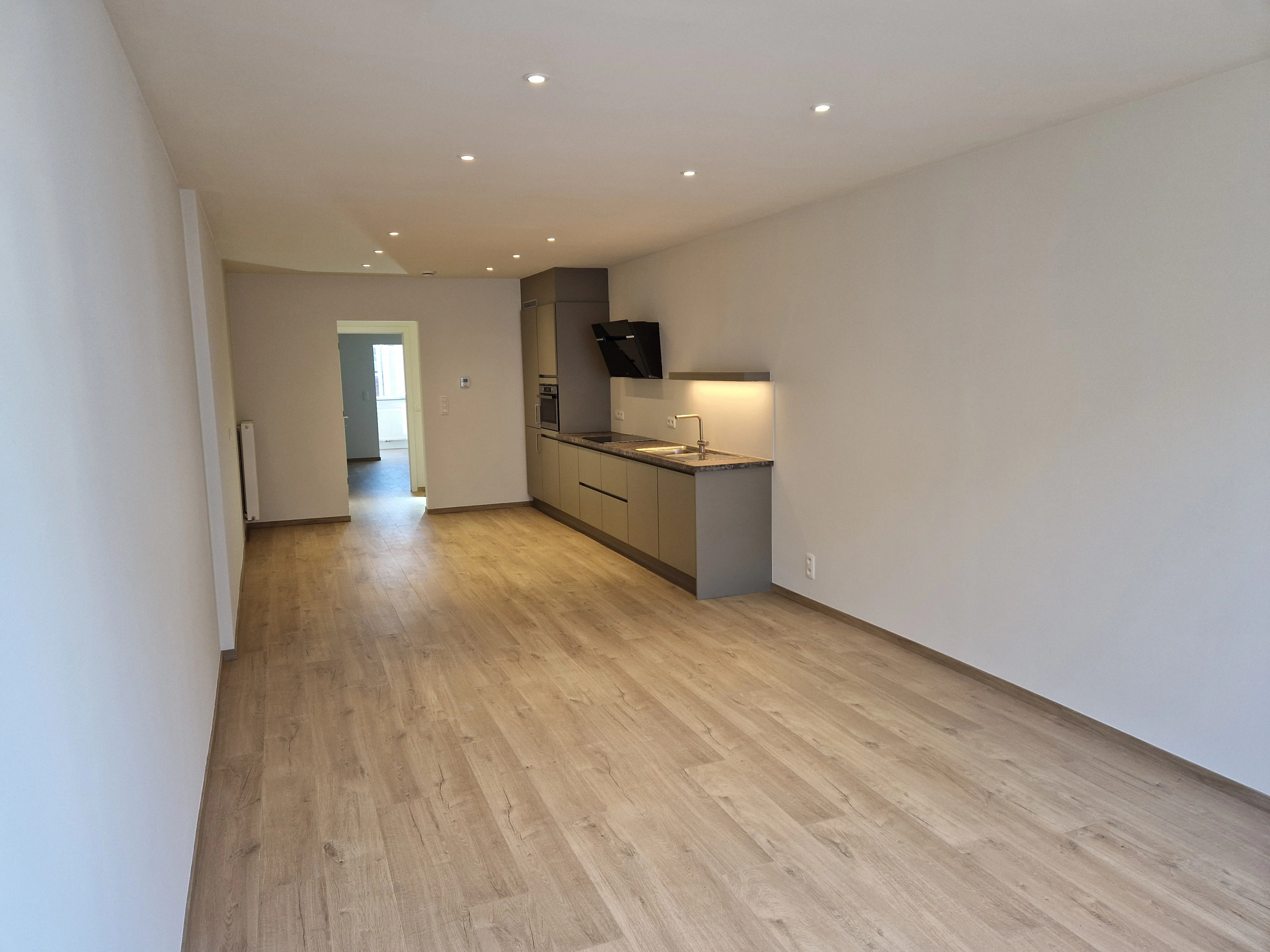 Ruime woonkamer met open keuken appartement Kloosterstraat 183 te huur