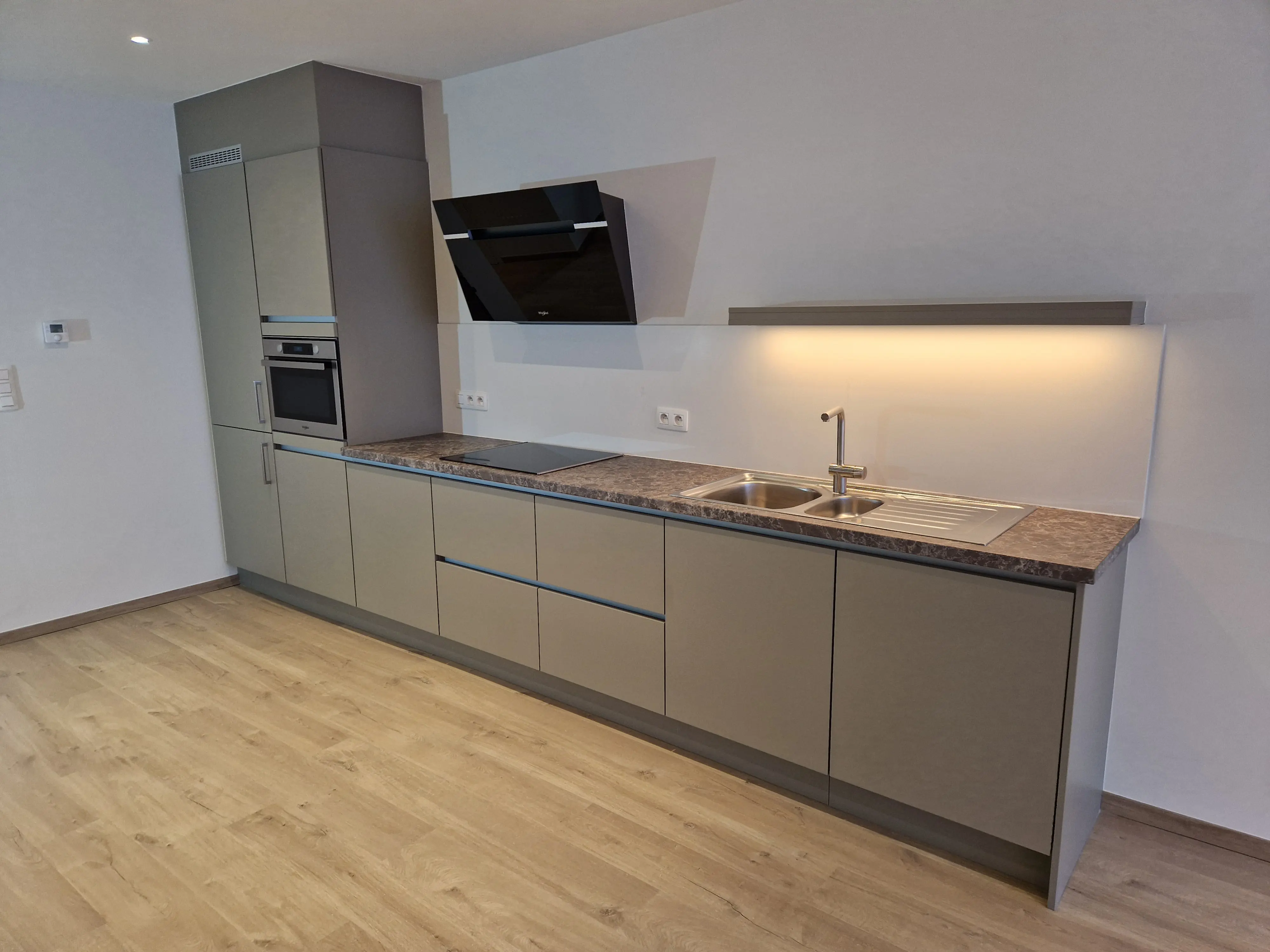 Moderne nieuwe keuken in rechte opstelling huurappartement