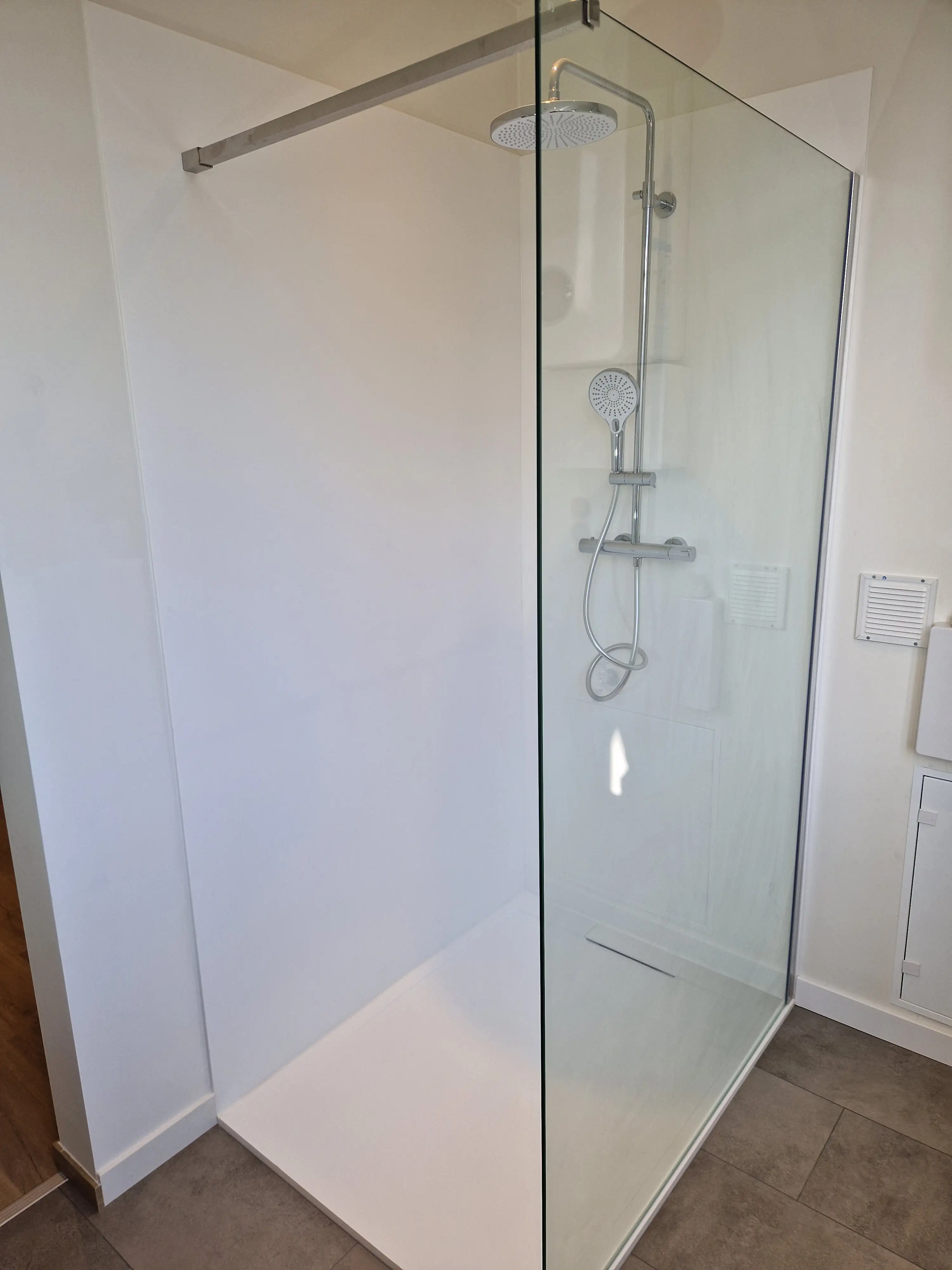 Moderne inloopdouche in badkamer huurappartement Antwerpen Zuid